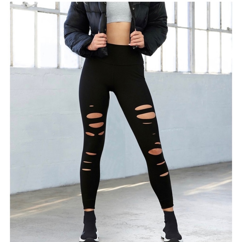 Alo Yoga. Ripped Warrior 7/8 leggings.